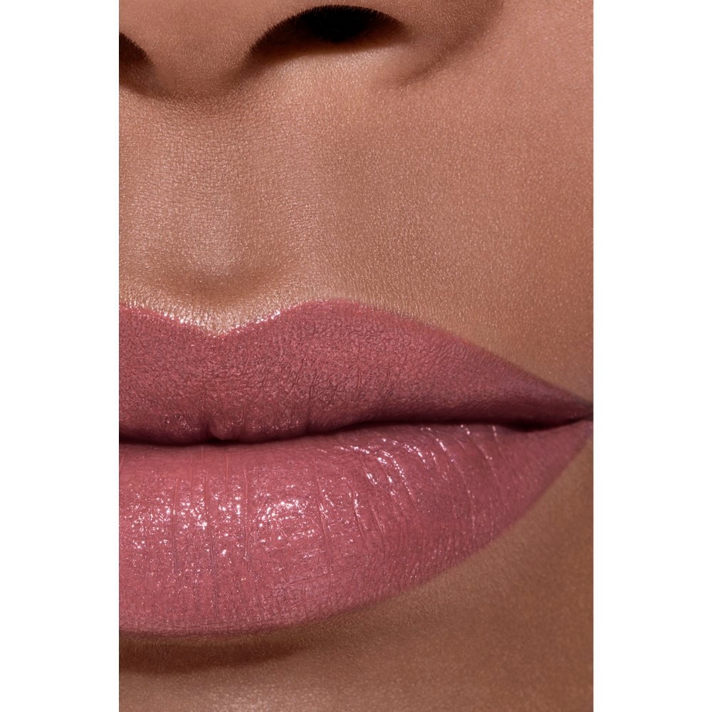 LA BARRA DE LABIOS SATINADA DE LARGA DURACI&Oacute;N, TRATAMIENTO HIDRATANTE Y ALISANTE